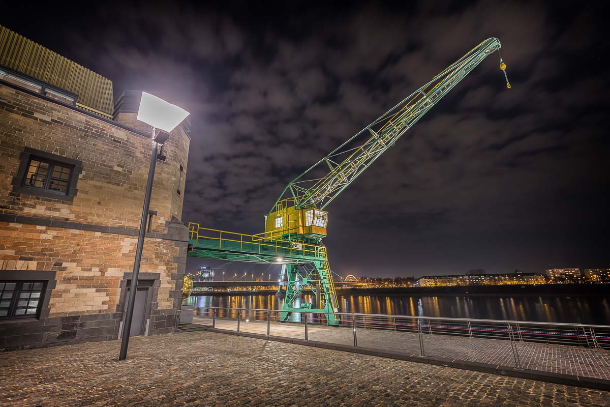 achtaufnahme eines restaurierten alten Kranhaus-Krans in Köln mit stürzenden Linien und LED-Beleuchtung